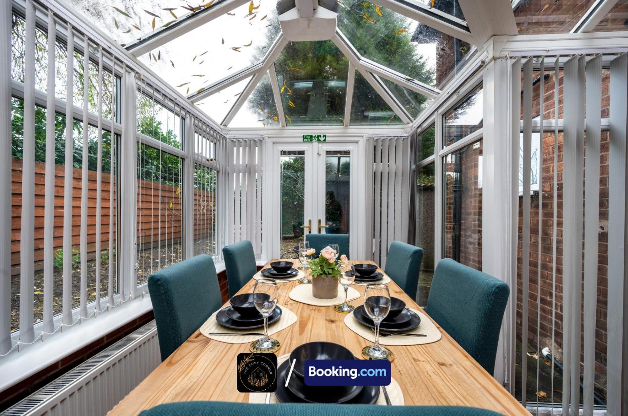 Appartamento Cosy 3-Bed House, Garden & Free Parking In Stretford Manchester Esterno foto