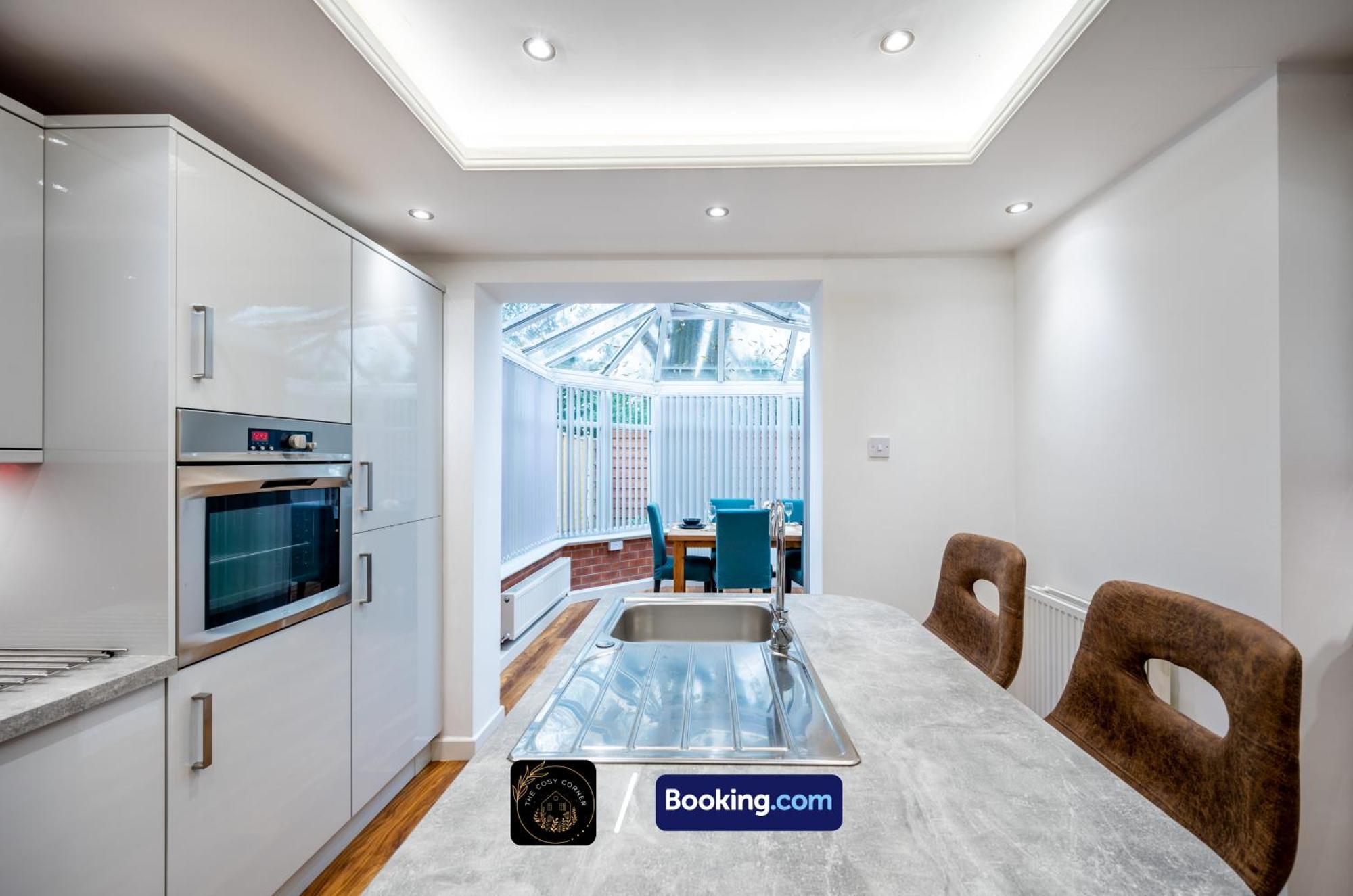 Appartamento Cosy 3-Bed House, Garden & Free Parking In Stretford Manchester Esterno foto