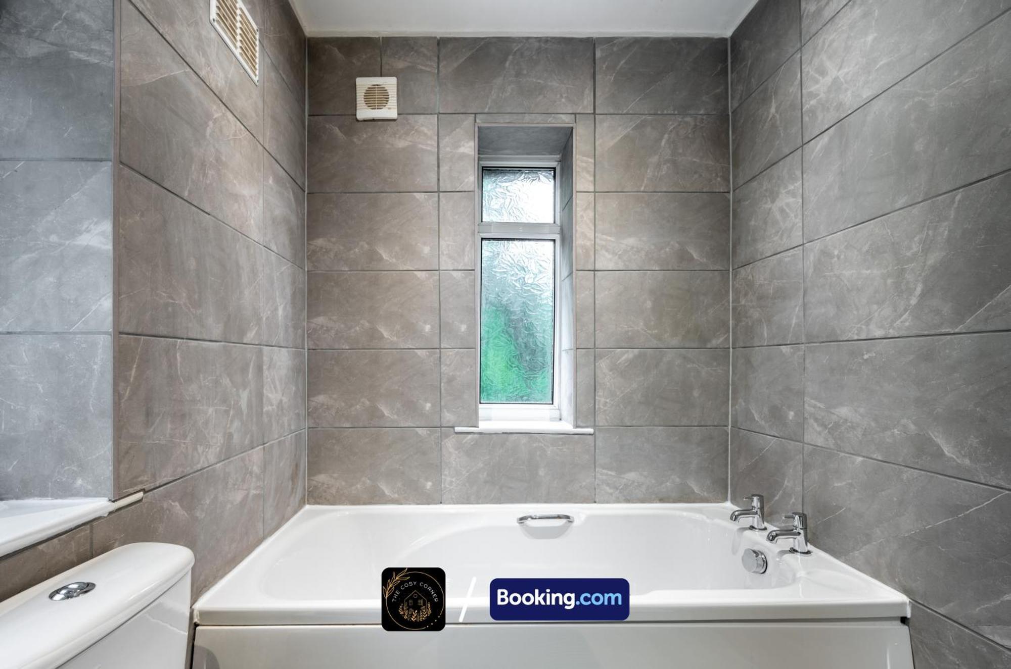 Appartamento Cosy 3-Bed House, Garden & Free Parking In Stretford Manchester Esterno foto
