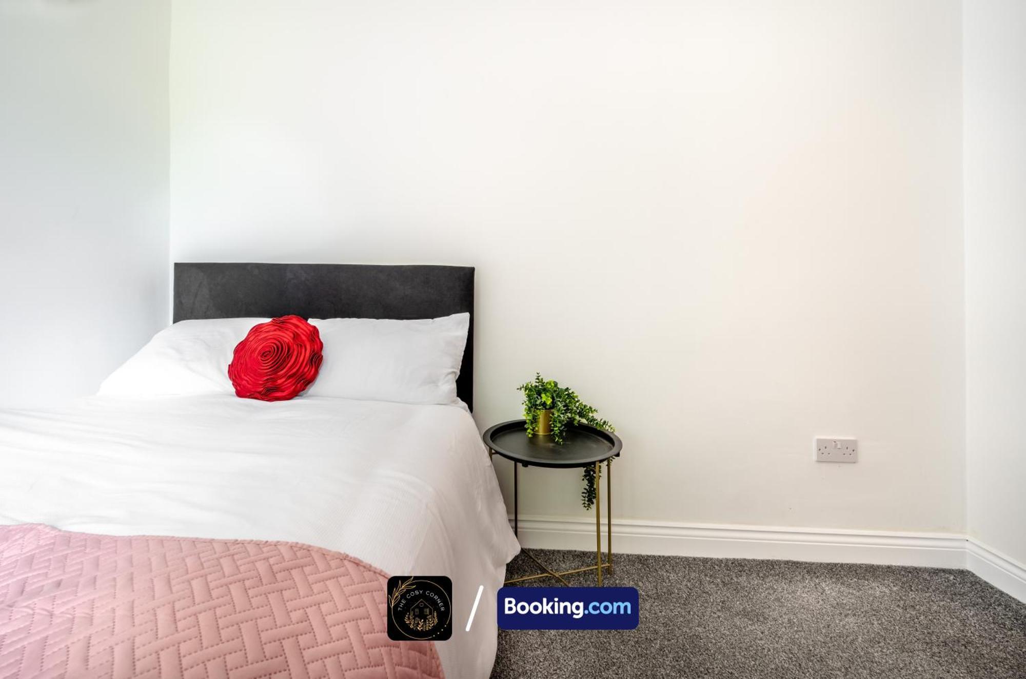 Appartamento Cosy 3-Bed House, Garden & Free Parking In Stretford Manchester Esterno foto