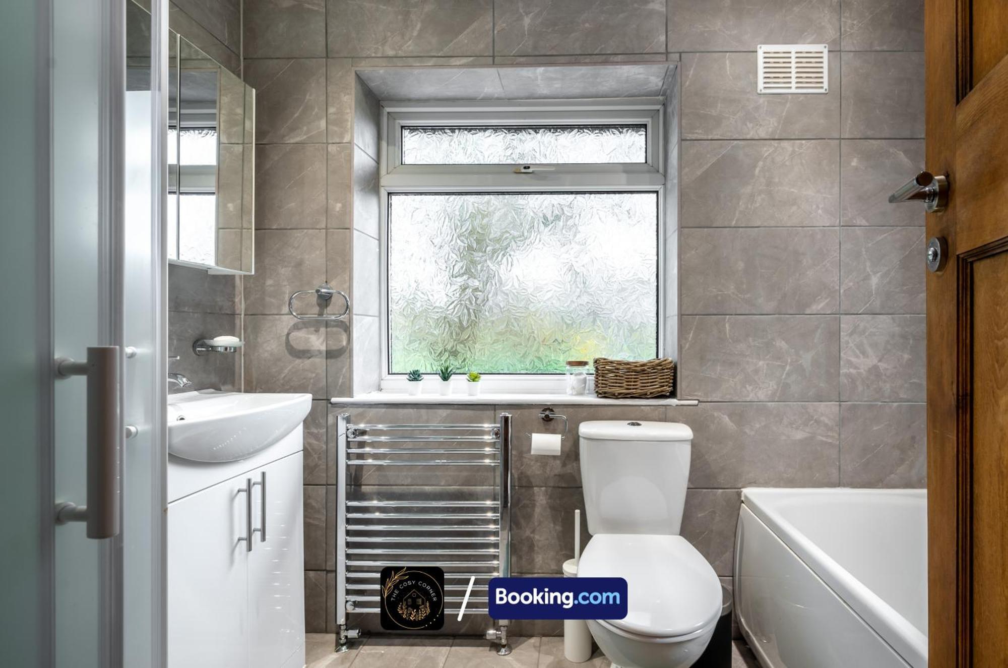 Appartamento Cosy 3-Bed House, Garden & Free Parking In Stretford Manchester Esterno foto