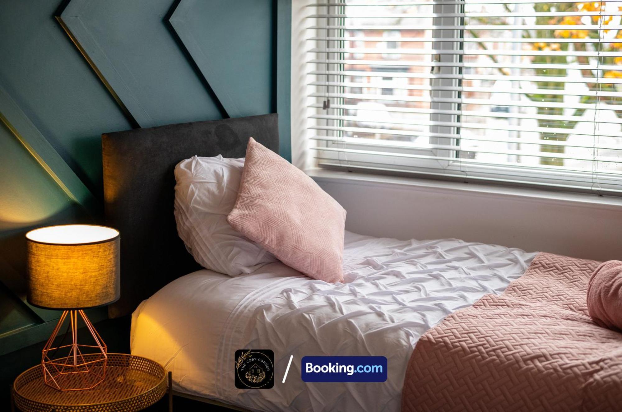 Appartamento Cosy 3-Bed House, Garden & Free Parking In Stretford Manchester Esterno foto