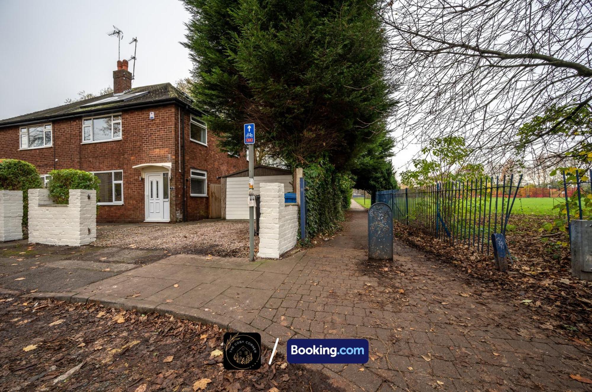 Appartamento Cosy 3-Bed House, Garden & Free Parking In Stretford Manchester Esterno foto