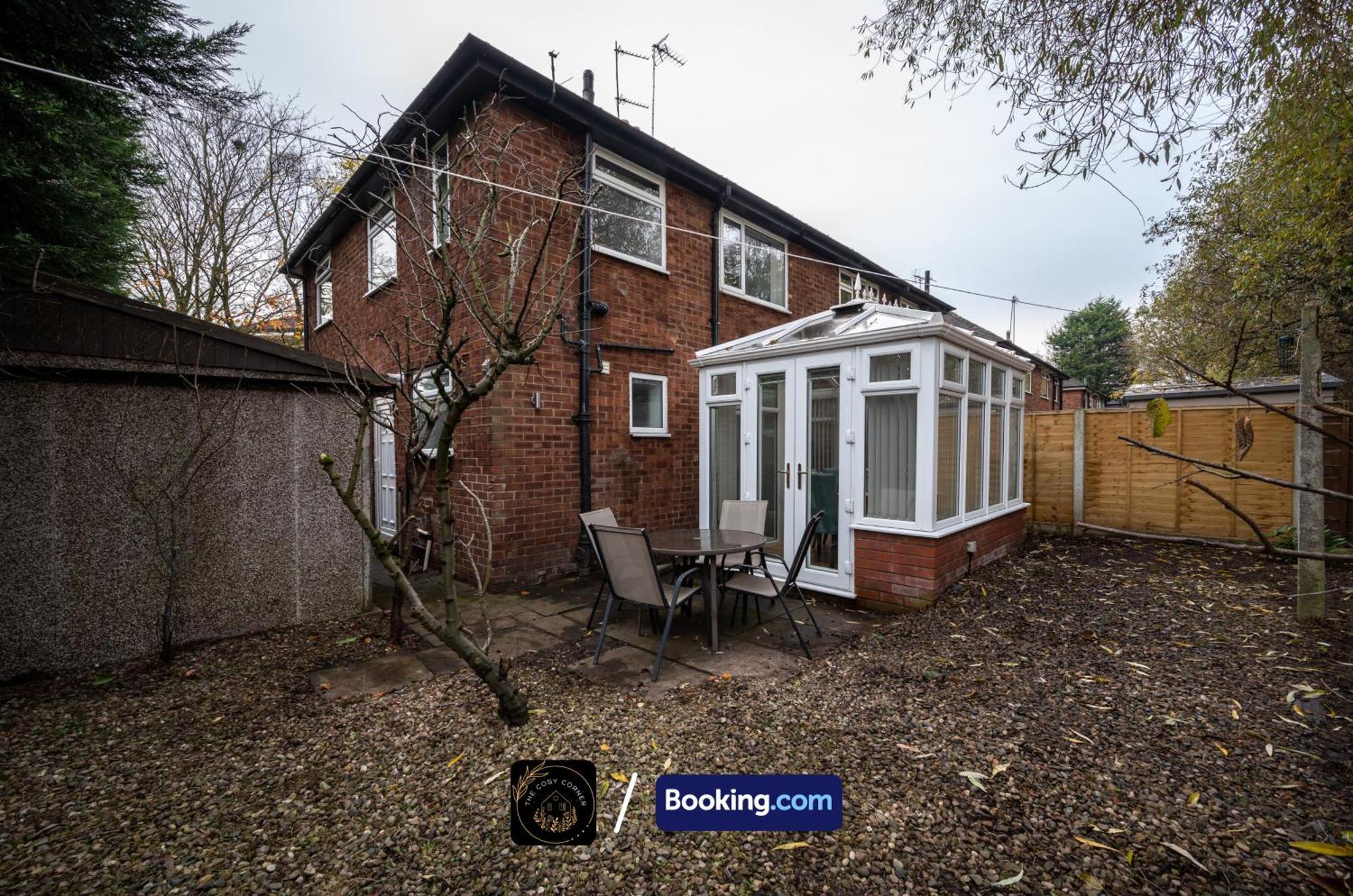 Appartamento Cosy 3-Bed House, Garden & Free Parking In Stretford Manchester Esterno foto